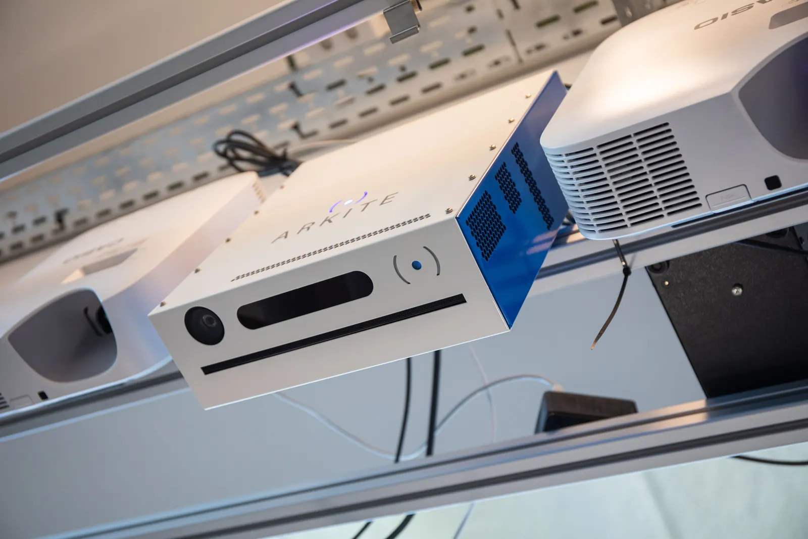Arkite projector and 3D sensor mounted above the workstation
