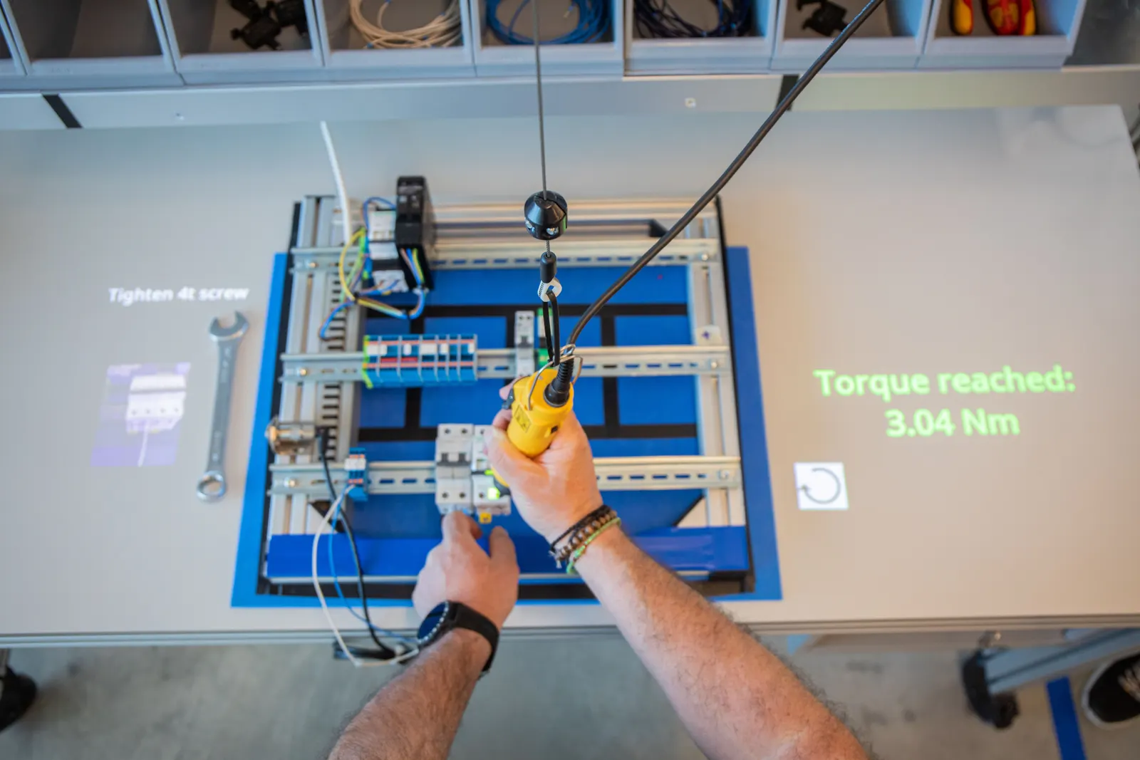 The reached torque value is projected next to the assembly after tightening with a connected smart tool