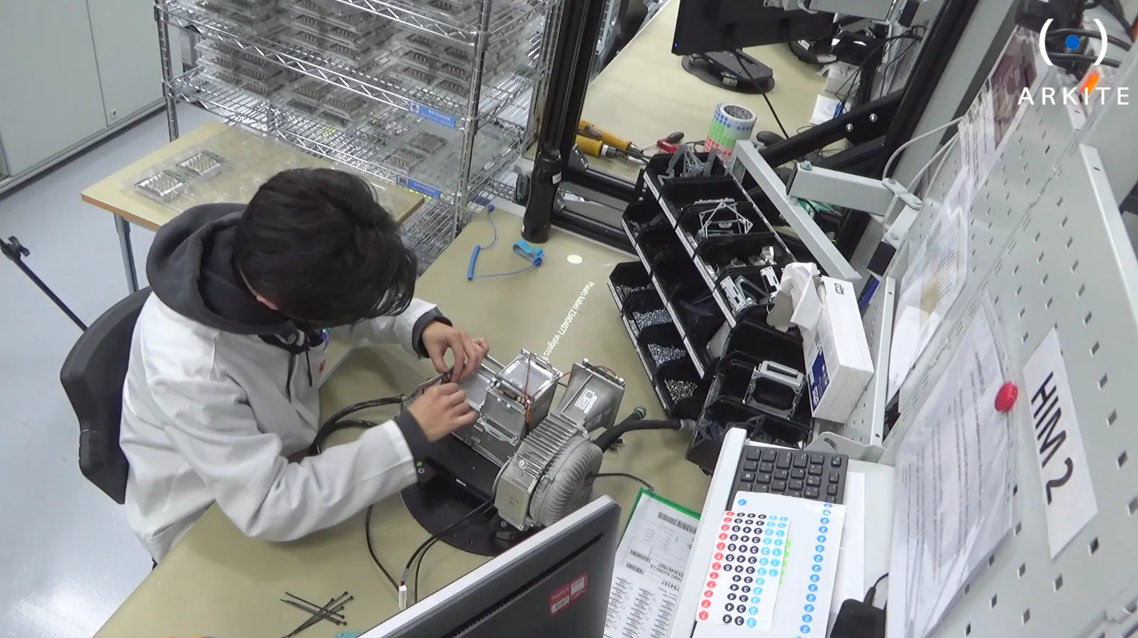 Operator assembling a module at a workstation equipped with Arkite guidance